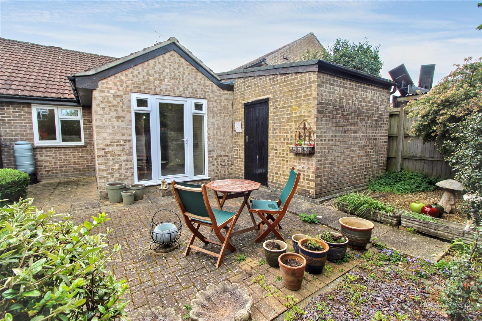 2 bed property in Devonshire Gardens, Reading